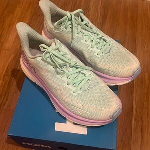 Hoka Clifton 9 excellent condition bought less than a week ago. Aqua/ Purple